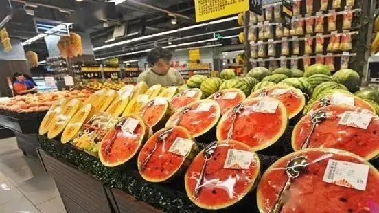 水果店大战吃瓜群众,吃瓜群众围观大战