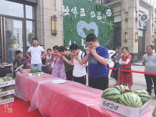 大型场面吃瓜群众,吃瓜群众围观狂欢